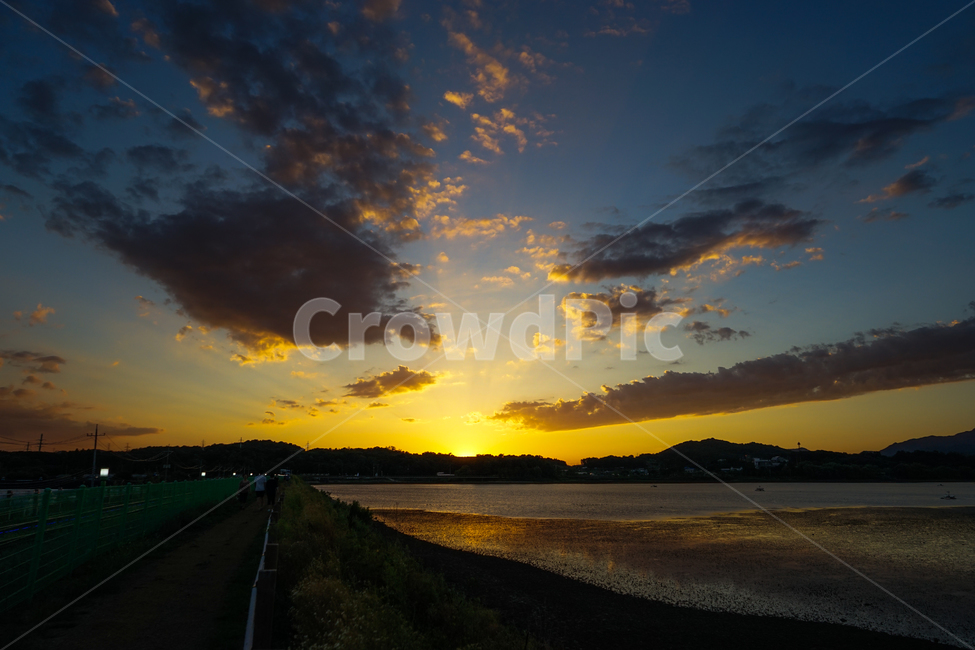 석양,노을,해넘이,저녁,구름,하늘,풍경,자연,풍경,nature,landscape,outdoors,옥외,sunlight,햇빛,dusk,황혼,sunset,일몰,dawn,새벽,sky,red sky,붉은 하늘