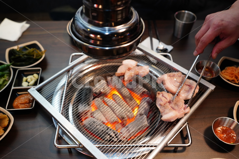 고기,식사,돼지,음식,푸드,안주,먹거리,안줏거리,불판,한식,육식,육류,먹방,사람,인물,인간,human,person,신체일부,몸,body,음식,식재료,요리,food,cook,meal,dishes,food reserves,육류,고기,meat