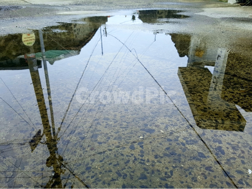 전봇대,반사,웅덩이,마을,제주도,제주,전선,주택,건물,비,물,빗물,골목길,길,바닥,반대편,대칼코마니,선,지붕,비,비오는날,rain,rainy