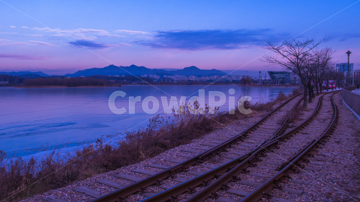 철길,호수,겨울,철로,기찻길,길,여명,풍경,계절,구름,하늘,자연,풍경,nature,landscape,transportation,교통,train track,rail,레일,railway,철도