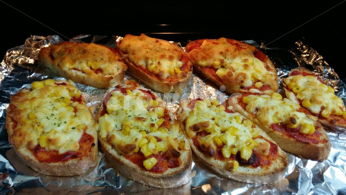 oven cooking,baguette toast,child snack,easy cooking,Corn topped with cheese