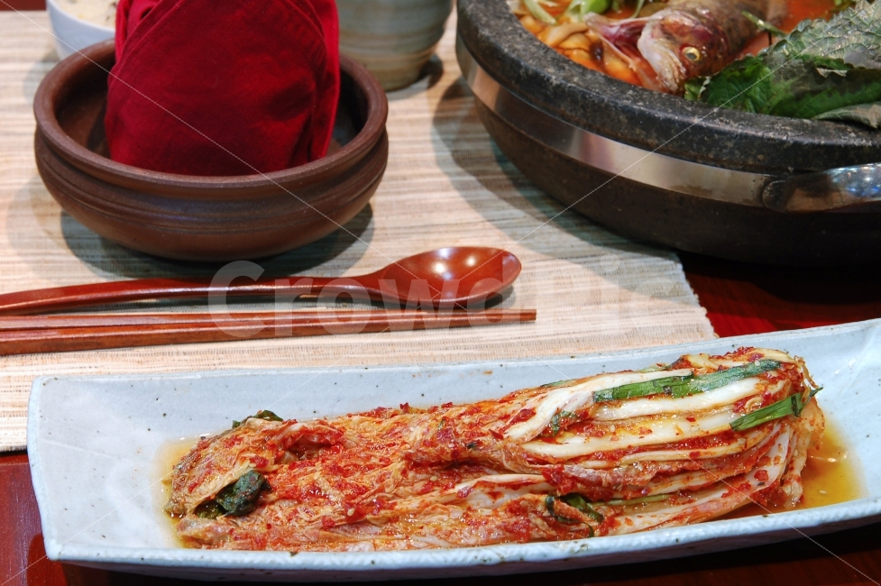 김치,배추김치,한식,식탁,수저,젓가락,음식,반찬,밥상,채소,음식,식재료,요리,food,cook,meal,dishes,food reserves,채소,야채,vegetables,한식,한국음식,한국요리,korean food,korean dishes,korean meal,korean cook