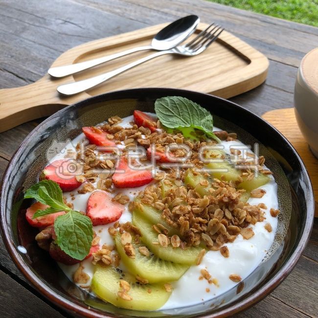 요거트볼,민트,그래놀라,씨리얼,아침식사,건강식,다이어트식,아사히볼,요거트,유제품,카페,예쁜카페,여유로운,견과류,딸기,과일요거트,접시,food,음식,meal,식사