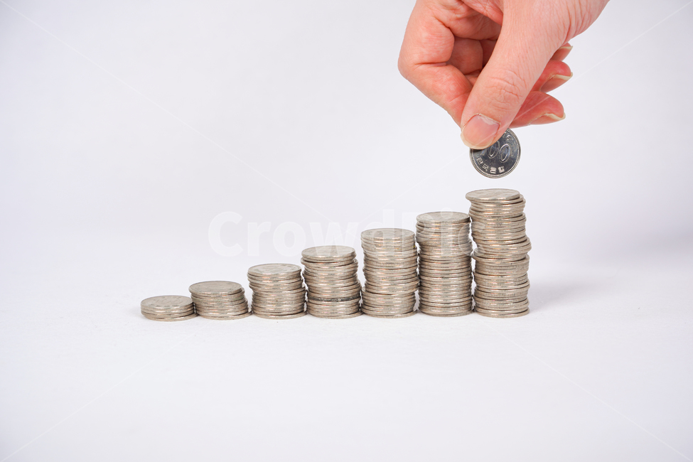 투자,돈,동전,손,원화,화폐,현금,캐쉬,은행,부자,떨어짐,손가락,money,coin,금액,경제,보험,주식,수입,가치,산업,적금,적립,한국,자산,십원,오백원,재무,급여,소득,금융,돈,finance,banking,money