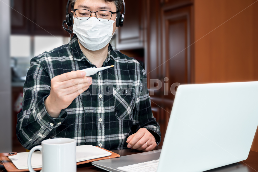COVID19,remote,laptop,Asian,remote work,telecommuter,casual,middleaged,work,Body temperature,Japanese,covid19,office worker,person,consultation,thermometer,internet,male,selfquarantine,concept,fever,cold,call center,computer,disposable mask,4050 years old
