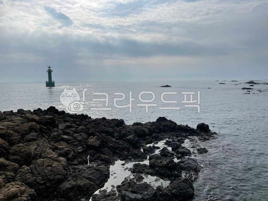 sky,headland,promontory,lighthouse,ocean,nature,Lighthouse