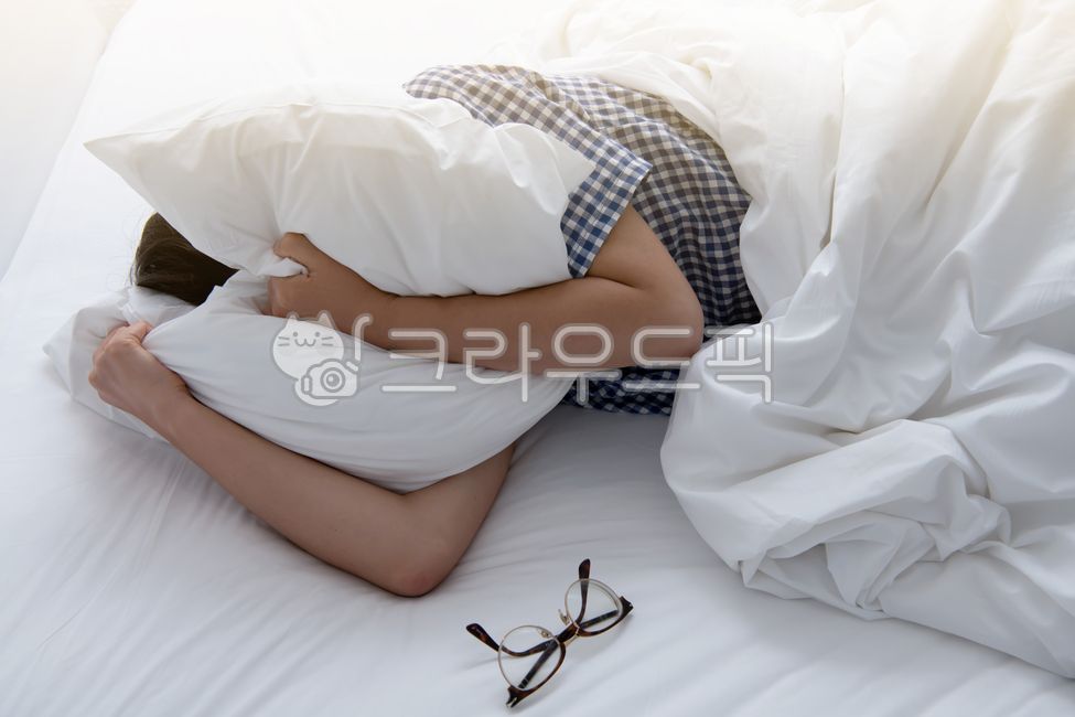 bed,Asian,white,back view,irritability,daily life,morning,upper body,pajamas,person,oversleeping,sleeping at night,adult,inconvenience,daytime,woman,lazy,concept,sleeping habits,house,sleeping,holding,trace,gray,upstairs,indoors,noise,annoyed,Adult,checke