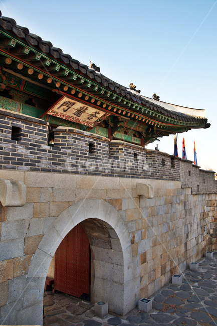 창룡문,동문,화성,수원,유네스코세계문화유산,성벽,홍예문,한국전통,한국문화,korean traditional,korean culture,건축물,건물외관,exterior,building,structure,architecture,construction