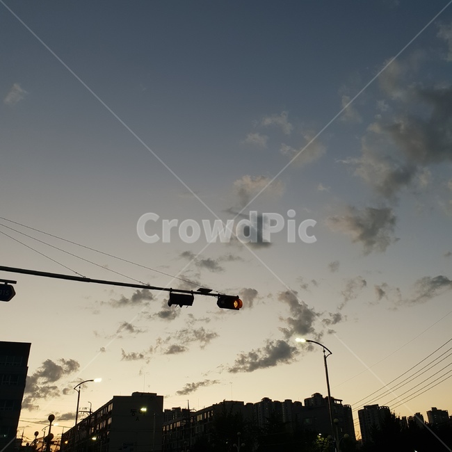 하늘,해질녘,구름,신호등,건물,실루엣,도시,풍경,city,landscape,한국도시풍경,한국도시경관,korea cityscape,construction crane,건설 크레인