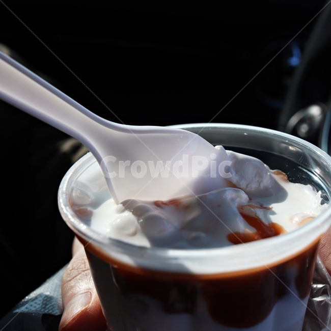 spoon,숟가락,cup,컵,coffeecup,커피컵,마실것,drink,icecreem,아이스크림