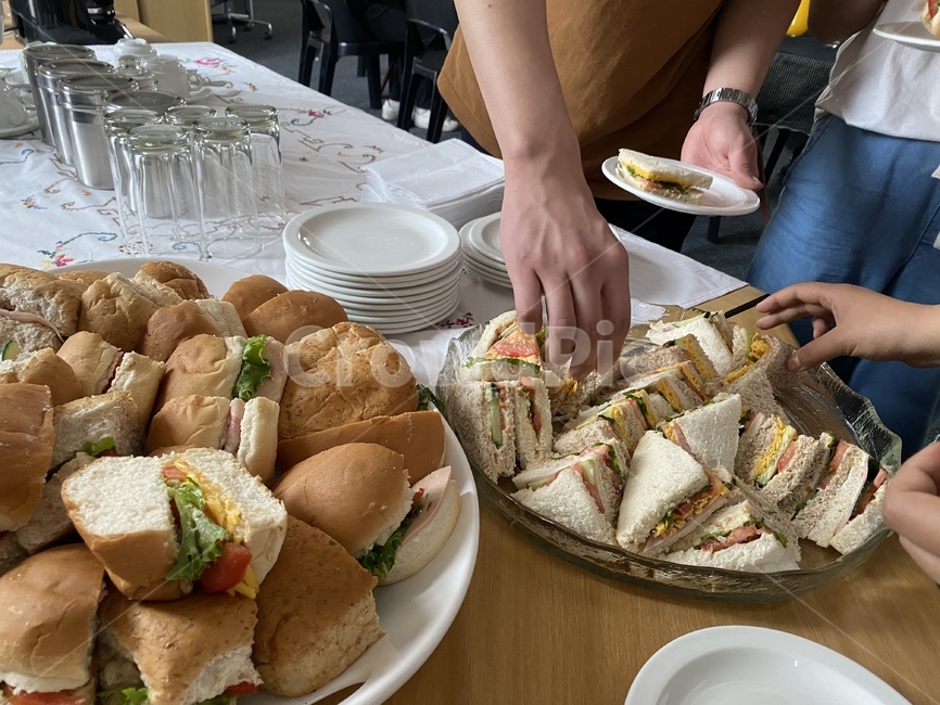 human,person,party,식사,모임,점심,저녁,dinner,샌드위치,주스,그릇,접시,음식집는손,손,hand