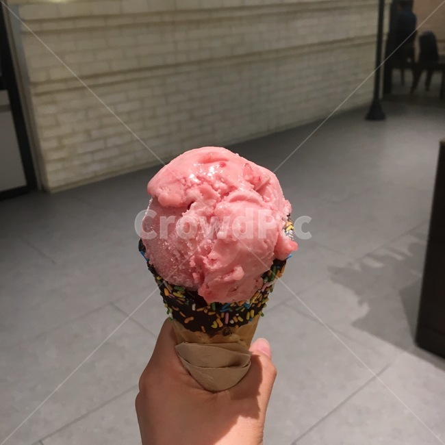 아이스크림,콘아이스크림,분홍색,콘,icecream,음식,식재료,요리,food,cook,meal,dishes,food reserves,디저트,간식,후식,dessert,snack