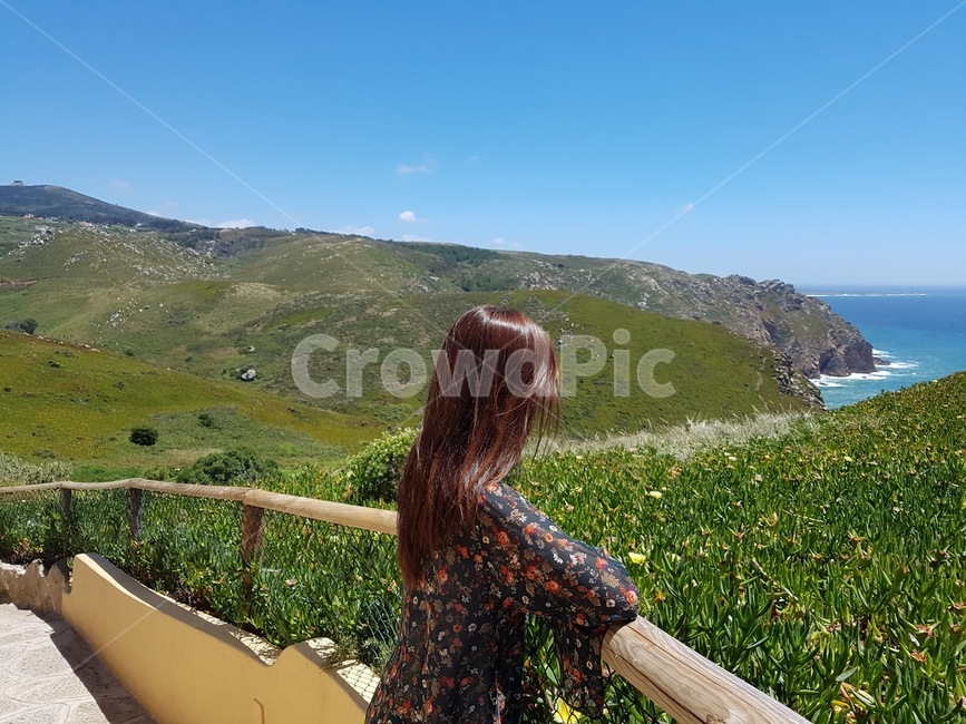 유럽,유럽여행,여행,포르투갈,리스본,여자,뒷모습,자연,들판,잔디,풀,바다