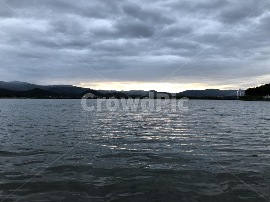 강,구름,강물,물,물결,분위기,빛,노을,물빛,nature,먹구름,흐린날씨,조용한