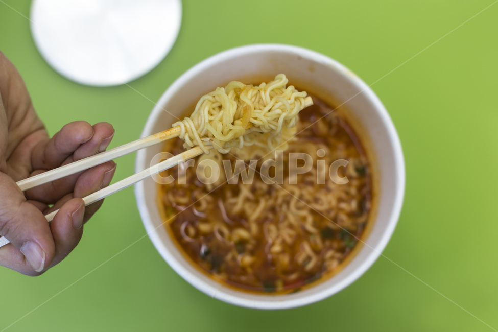 container,noodle dish,soup,snack,lid,noodles,chopsticks,wooden chopsticks,cup ramen,latenight snack,food,disposable,instant,plastic,Ramen,plastic container