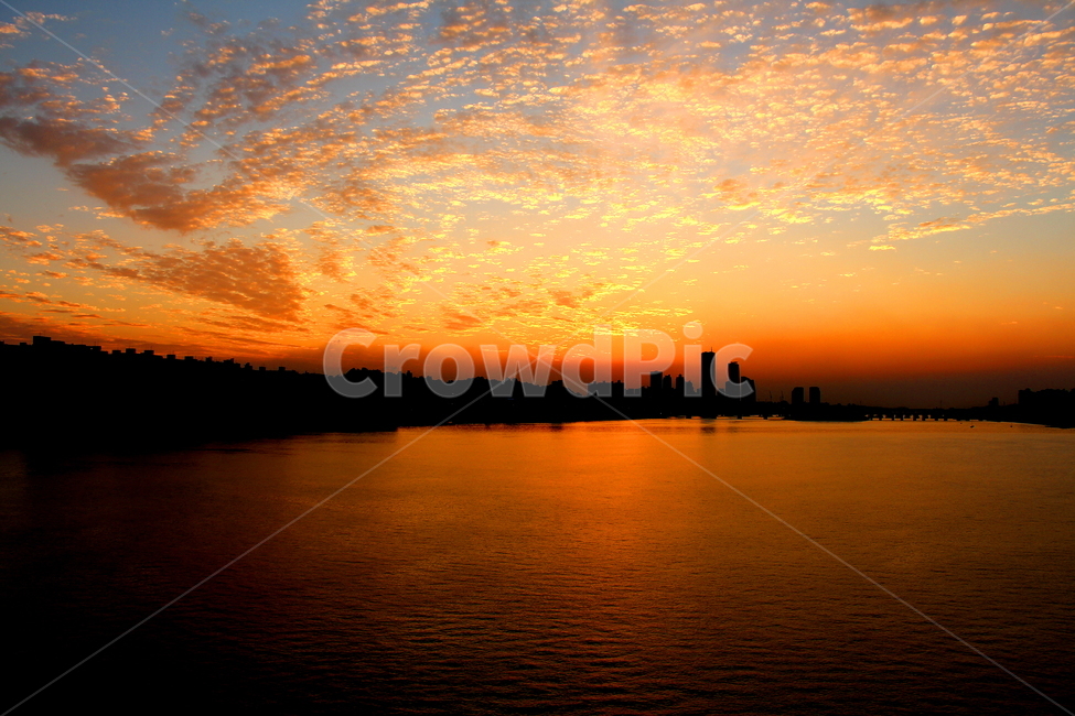 노을,석양,풍경,강,호수,도시,풍경,city,landscape,실루엣,그림자,silhouette,shadow,nature,자연,dusk,황혼,outdoors,옥외,dawn,새벽,red sky,붉은 하늘,sky,하늘,sunset,일몰,sunlight,햇빛
