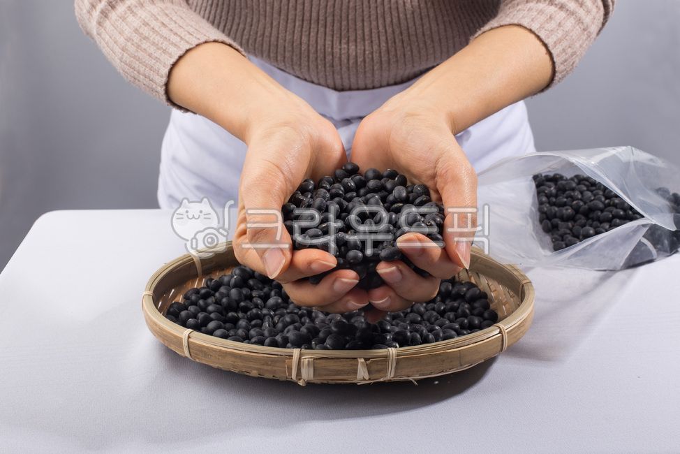 black beans,Grain,person,Agricultural products,grain,Seoritae,bean,food,black food,hand