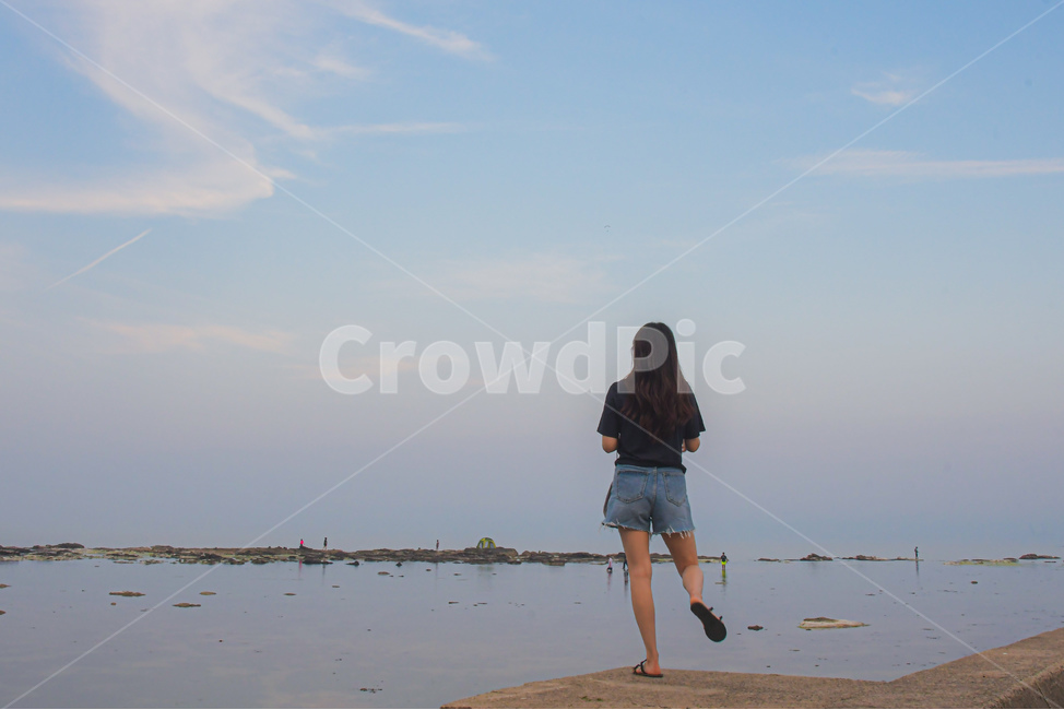 바다,하늘,여자,뒷모습,사람,풍경,여름,자연,인간,반바지,긴머리,sea,sky,human,person,nature,summer,여성,여자,woman,female,lady