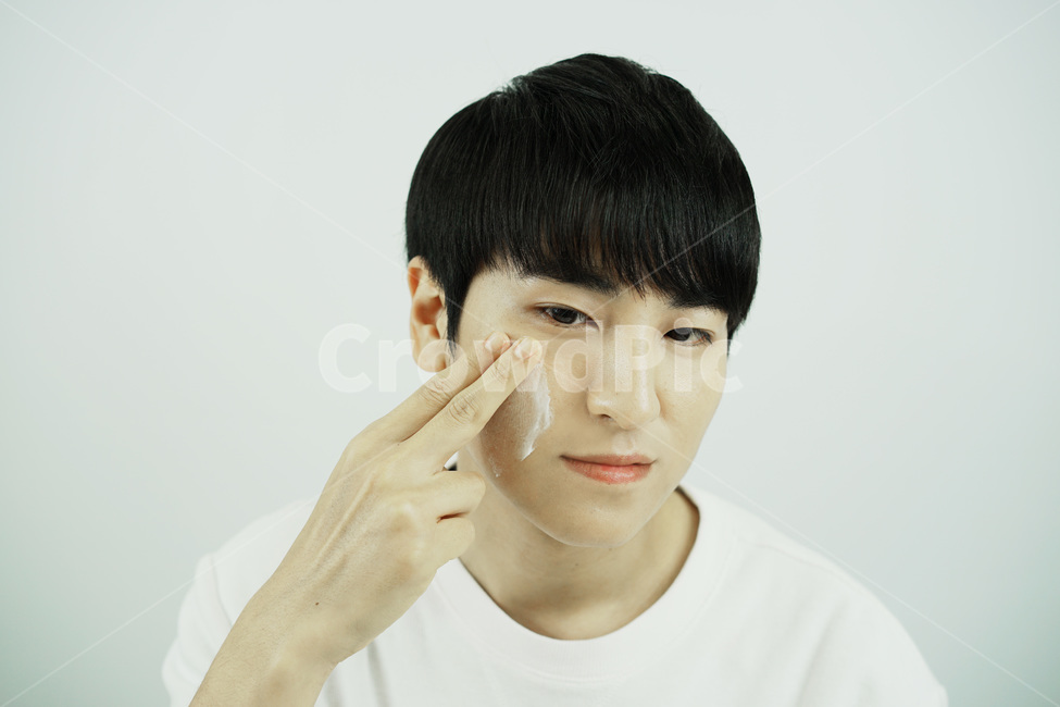남자,뷰티,스킨케어,피부관리,화장품,로션,beauty,skincare,cosmetic,남성,lotion,그루밍족,사람,인물,인간,human,person,얼굴표정,facial expression,face,남성,남자,man,male,감정표현,기분,feeling,emotion,뷰티,미용,beauty treatment