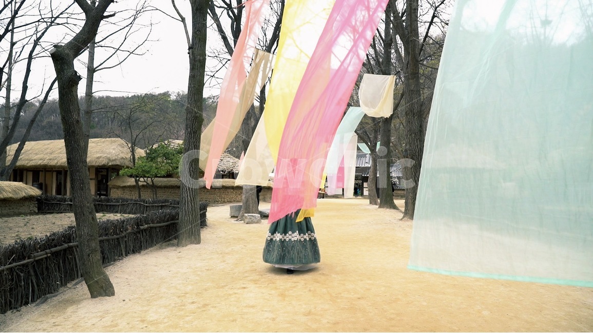 자연,봄,한국민속촌,한복,바람,뒷모습,봄,계절,spring,season,한국전통,한국문화,korean traditional,korean culture,한복,한국전통의상,hanbok,korean traditional clothes,사람,인물,인간,human,person,여성,여자,woman,female,lady