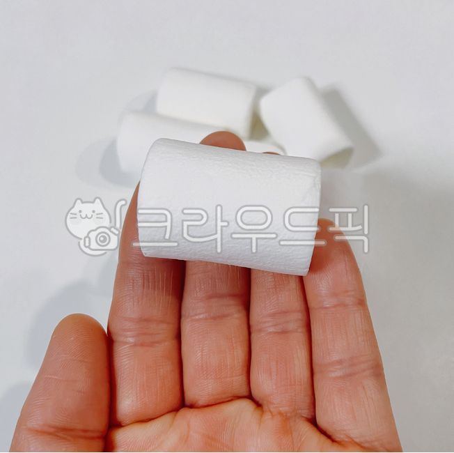 human hand,finger,body parts,snack,marshmallow,food,sweet,bodypart,hand