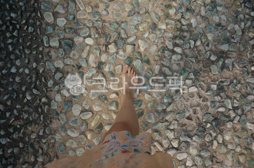 human foot,body part,womans feet,Acupressure path,sole acupressure,bare foot,trail,gravel road,road,stone road,acupressure,foot