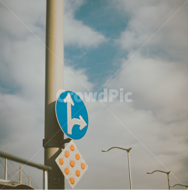 표지판,하늘,구름,방향,가로수,풍경,교통,교통수단,traffic,transportation