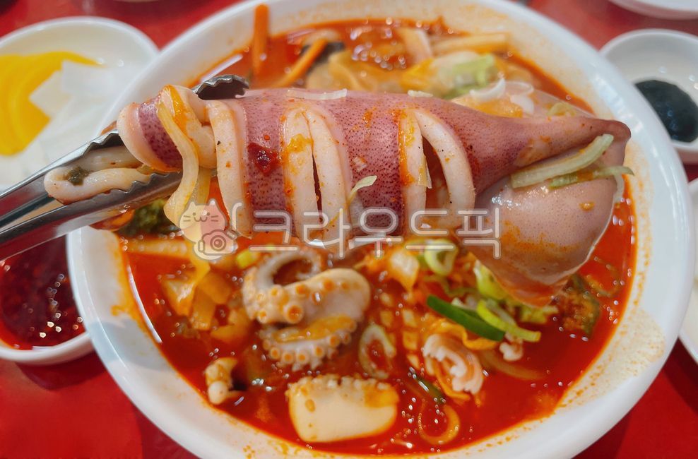 해물짬뽕,통오징어짬뽕,오징어짬뽕,짬뽕,해물,해산물,통오징어,오징어,집게,낙지,칼집오징어,갑오징어,칼집갑오징어,칼집,국물,대파,파,야채,채소,당근,호박,양파,음식,식사,중식,중화요리,dish,food,seafood