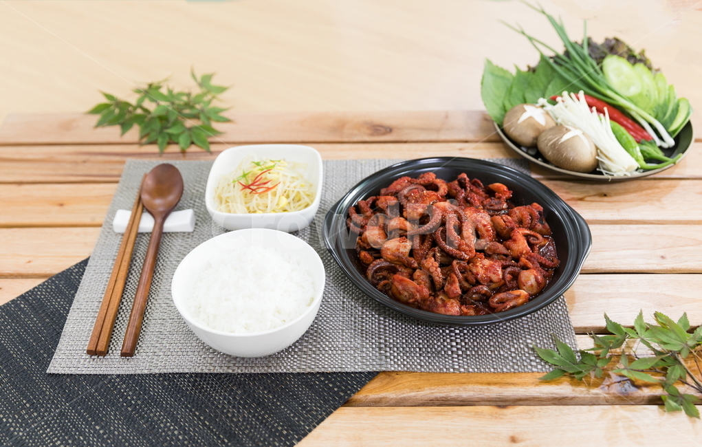 주꾸미,요리,다이어트,매운음식,식기류,건강식,조리법,그릇,테이블,식사,맛있다,먹다,별미,낙지,문어,맵다,짜다,준비,숟가락,식탁,붉다,해산물,바다요리,재료,배고프다,무침,볶음,식당,볶다,젓가락,매콤하다,양념,밥도둑,쌀,밥,야채,음식,식재료,요리,food,cook,meal,dishes,food reserves,한식,한국음식,한국요리,korean food,korean dishes,korean meal,korean cook