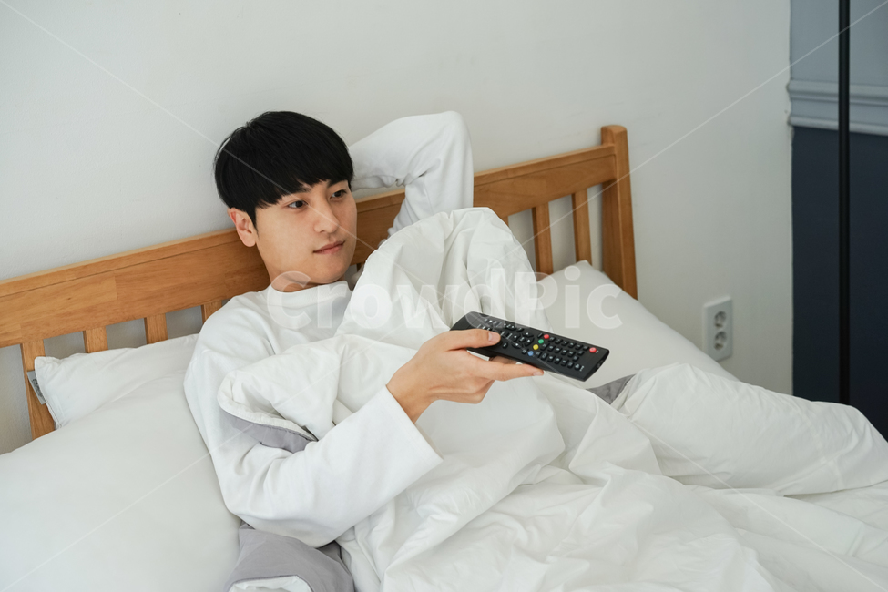 침대,방,실내,침실,리모컨,티비,시청,남성,남자,휴식,휴일,이불,bed,집,집돌이,집콕,방구석,일상,따분한,지루한,심심한,사람,인물,인간,human,person,남성,남자,man,male,휴식,힐링,rest,relaxation,healing