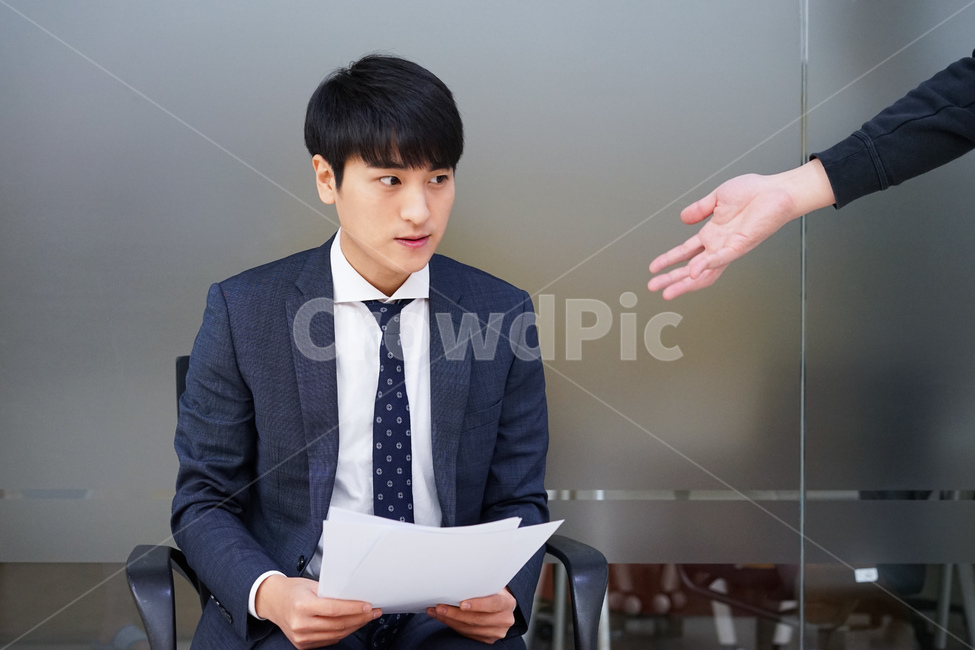 남자,남성,비즈니스,신입사원,직장인,회사원,사무실,서류,업무,스트레스,양복,정장,work,사회생활,직장생활,지시,꾸지람,꾸중,구박,혼남,사람,인물,인간,human,person,손,제스처,표시,손짓,표현,gesture,hand,sign,expression,남성,남자,man,male,산업,industry,industrial,비즈니스,사업,business,service,work