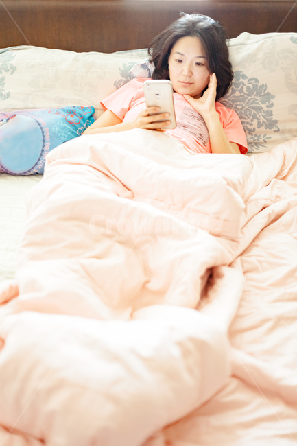 bed,침대,furniture,가구,침구,휴식,휴대폰,베개,베게,사람,인물,인간,human,person,여성,여자,woman,female,lady,정보통신기술,전자기기,전자제품,it,information,technology,electronic equipment