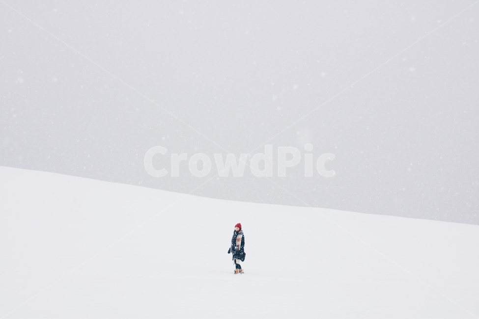 person,사람,human,인간,눈,설경,snow,겨울,겨울,계절,winter,season,사람,인물,인간,human,person,여성,여자,woman,female,lady