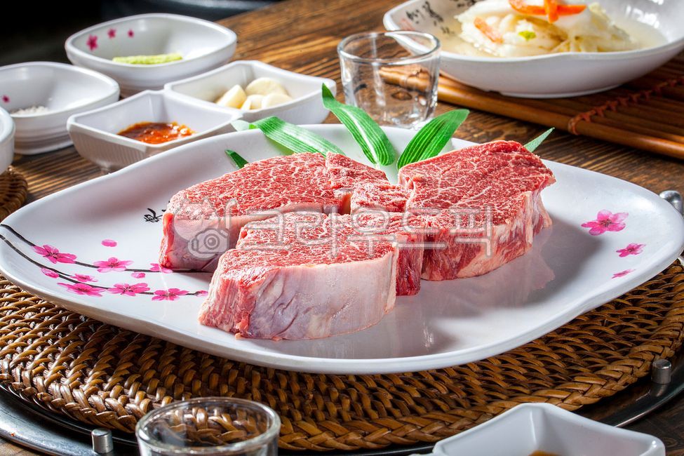 Grilled beef,meat dishes,butchery,marbling,Meat restaurant,seasoning sauce,Korean beef sashimi,beef steak,Korean beef part,beef,Dining together,Korean beef restaurant,Six sashimi,Domestic beef meat,Korean beef tenderloin steak,Beef part,Wasabi sauce,Korea