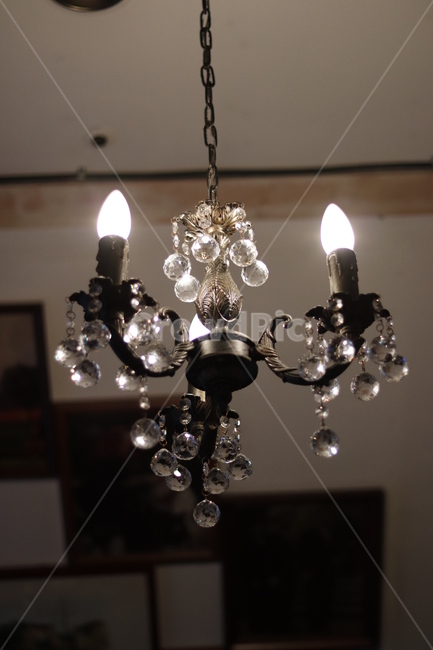 샹들리에,chandelier,감성사진,감성,조명,color,coloroffeeling,색감,feeling,빛,light,투명함,고요한,어두움,어둠,분위기,레스토랑