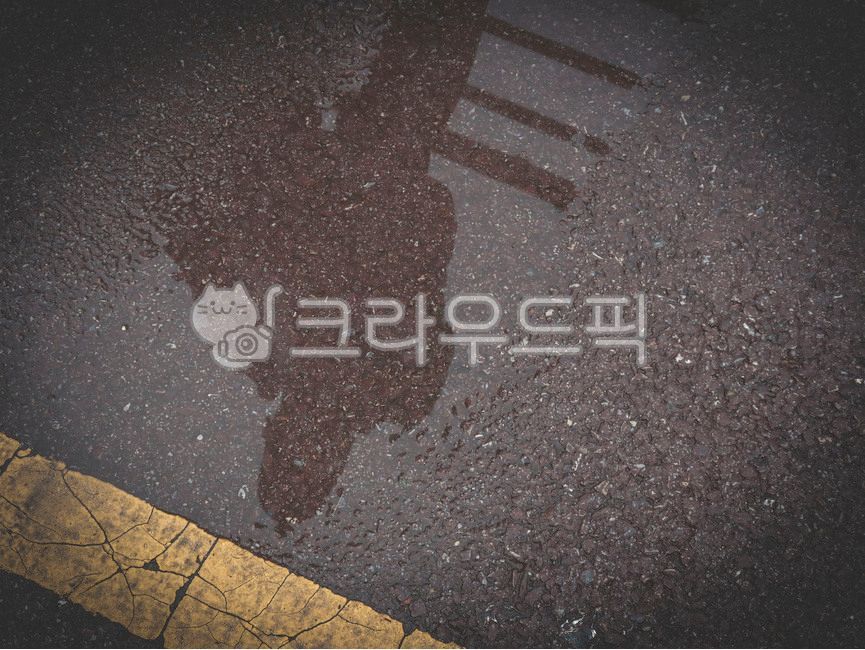 puddle,reflect,Stagnant rainwater,shadow,Standing water,After the rain,pool,rainwater,ground,asphalt,floor