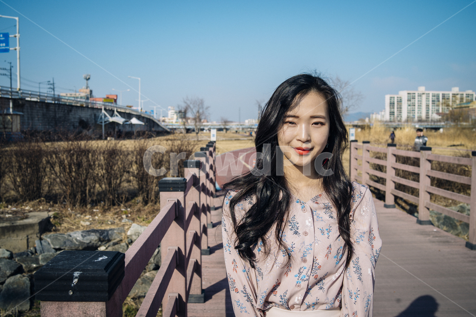 인물사진,데이트,산책,봄,휴식,힐링,감성사진,풍경사진,오후,인물,사람,감성,portrait,landscape,봄,계절,spring,season,사람,인물,인간,human,person,얼굴표정,facial expression,face,여성,여자,woman,female,lady,감정표현,기분,feeling,emotion,sleeve,소매