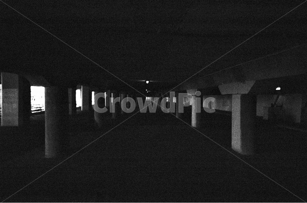 흑백사진,기둥,븍랙,지하,흑백,어두움,흑백,모노톤,monochrome,black and white