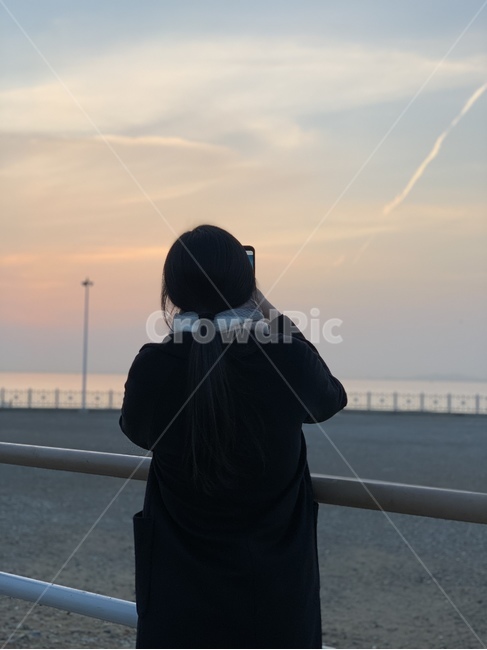 하늘,여자뒷모습,노을,사진찍는모습,여자,여성,sky,landscape,skyview,cloud,분위기있는,몽환적인,여행,해질녁,해질녘,자연,nature,나른한,분홍색하늘,바다,석양,sea