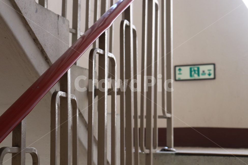 계단,비상구,어지러운,빨간색,비상계단