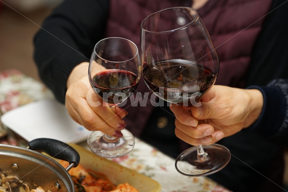 와인,파티,와인파티,party,만남,건배,행복,모임,음료,마실거리,먹거리,wine,축배,브라보,유리잔,유리,글라스,와인잔,색감,가족,사람,인물,인간,human,person,신체일부,몸,body,기념일,축하,anniversary,congratulation,celebrate,celebration,술,주류,alcohol