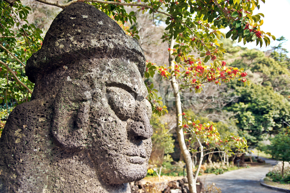 돌하루방,석물상,제주,장승,돌할아버지,수호신,용암석,민속자료,제주도,jeju,jeju island,조각상,동상,석상,조형물,statue,bronze statue,stone statue,architecture,건축물,building,건물