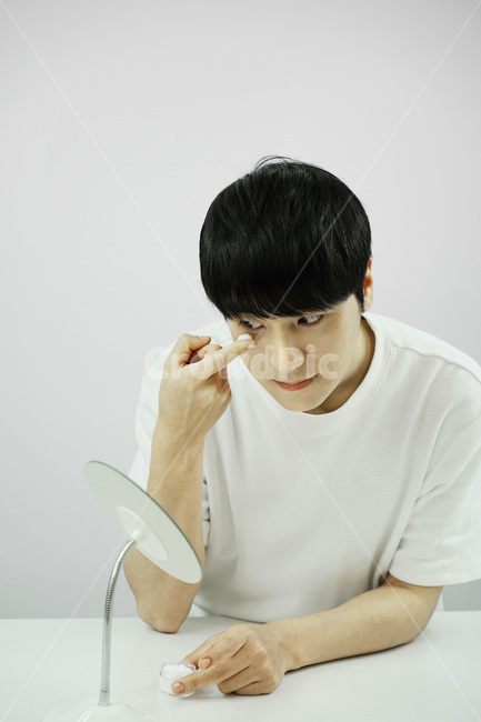 남자,뷰티,스킨케어,피부관리,화장품,로션,beauty,skincare,cosmetic,남성,lotion,그루밍족,사람,인물,인간,human,person,남성,남자,man,male,뷰티,미용,beauty treatment