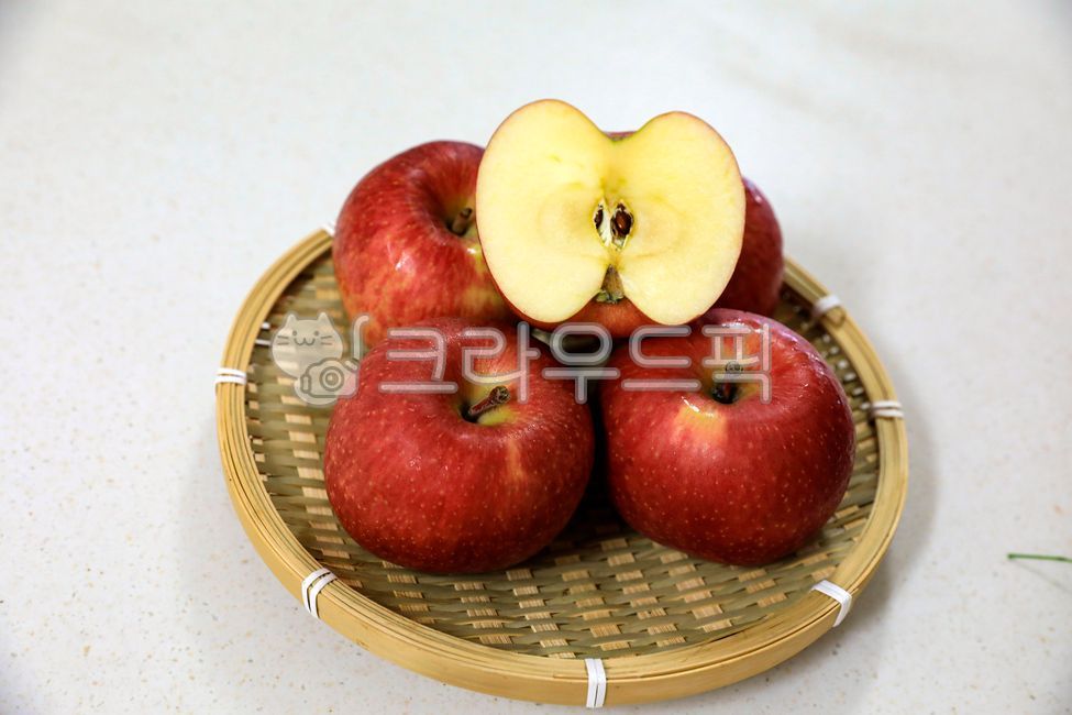 fruit,ecofriendly,low pesticide,apple seed,delicious,food,red,apple,uiseong apple,colander,crunchy,autumn,adverb,sweet