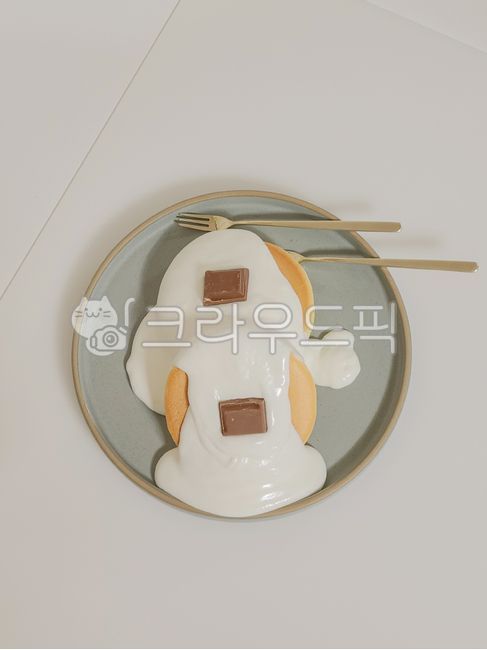 수플레,수플레팬케이크,팬케이크,디저트,케이크,홈베이킹,홈카페,음식,식재료,요리,베이킹,브런치,제과,제빵,제과제빵,카페,간식,후식,빵,초콜릿,생크림,포크,접시,그릇,플레이팅