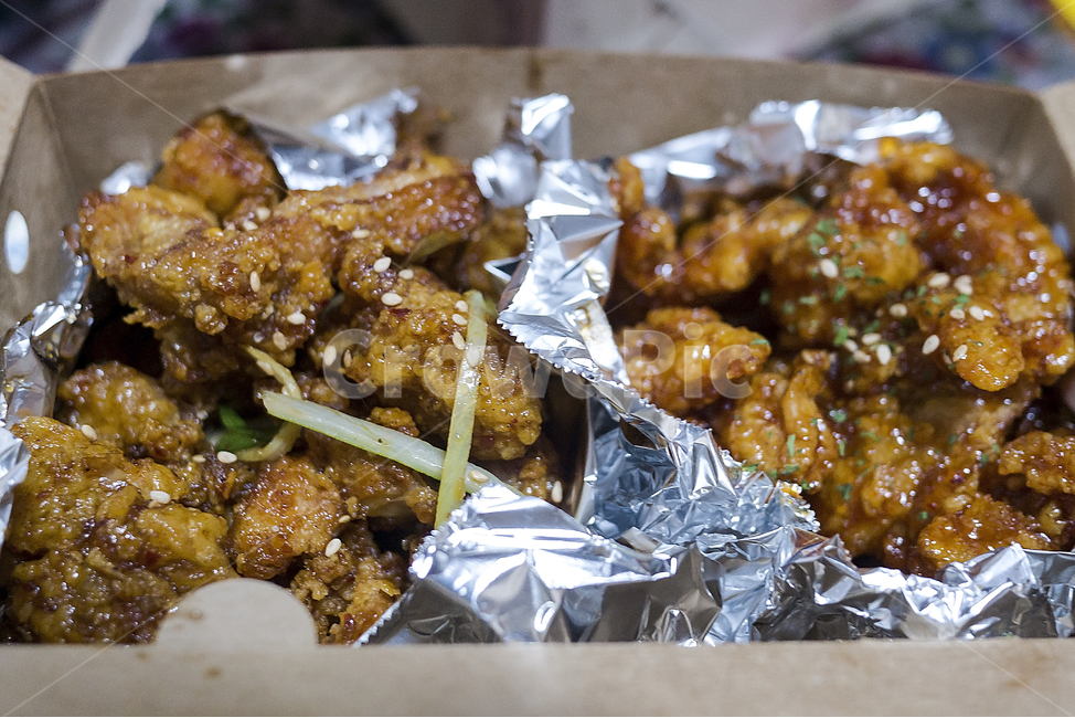 치킨,후라이드치킨,양념치킨,간장치킨,한국,korea,korean,chiken,튀김,닭,바삭한,배달음식,배달,음식,야식,저녁,간식,맛있는,음식,식재료,요리,food,cook,meal,dishes,food reserves