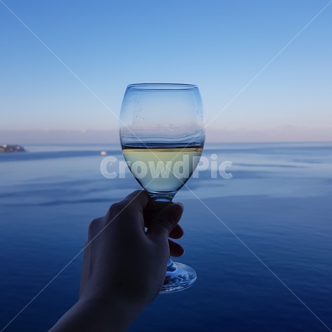 와인,바다,와인잔,wine,ocean,glass,유리잔,손,화이트와인,whitewine,음식,술,drink,일몰,주류,음료수,drink,beverage,술,주류,alcohol