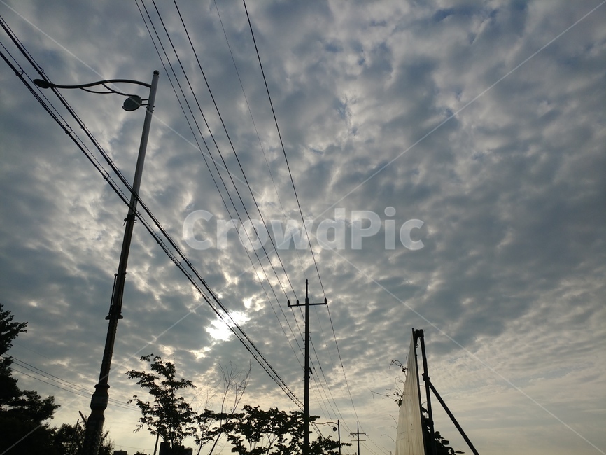 하늘,양털구름,구름,클라우드,전봇대,빛,음영,전선,자연,풍경,nature,landscape,cable,케이블,power lines,전력선,electric transmission tower,송전탑