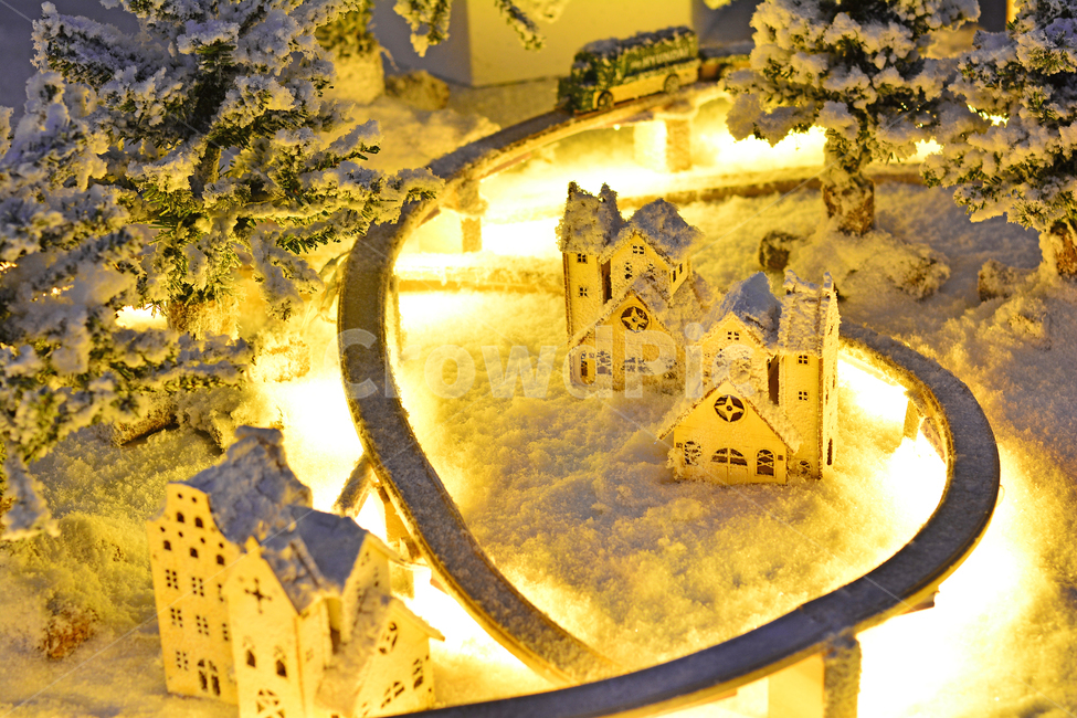 미니어쳐,크리스마스,겨울풍경,장식물,데코레이션,년말장식,설경,겨울,winter,snow,눈,이국적풍경,따스한,조명,라이트,명암,christmas,xmas,merrychristmas,시즌,계절,분위기,집,하우스,나무,창문,miniature,decoration,display,쇼윈도,디스플레이