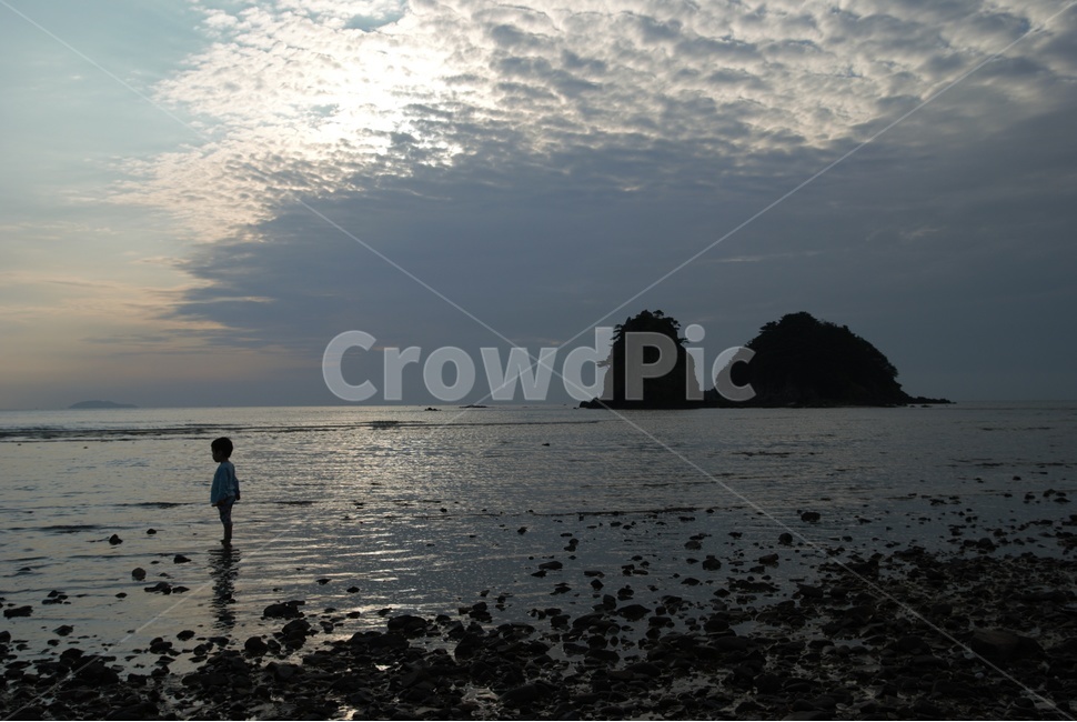 안면도,꽃지해변,일몰,아이,바닷가,자연,풍경,nature,landscape,한국자연풍경,한국자연경관,korea nature landscape,해변,바다,beach,sea,사람,인물,인간,human,person,어린이,어린아이,child,children,kid,water,물,outdoors,옥외,ocean,대양,shoreline,해안선